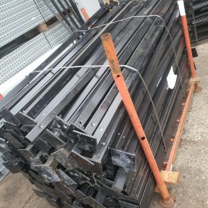 Acél kerítésoszlop talppal – 220 cm, 5×5 cm, furatokkal