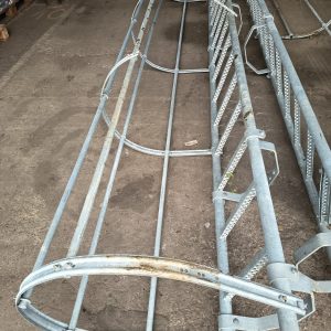 Ipari tűzlétra – 7 m × 50 cm | 24 fokos acél menekülőlétrа