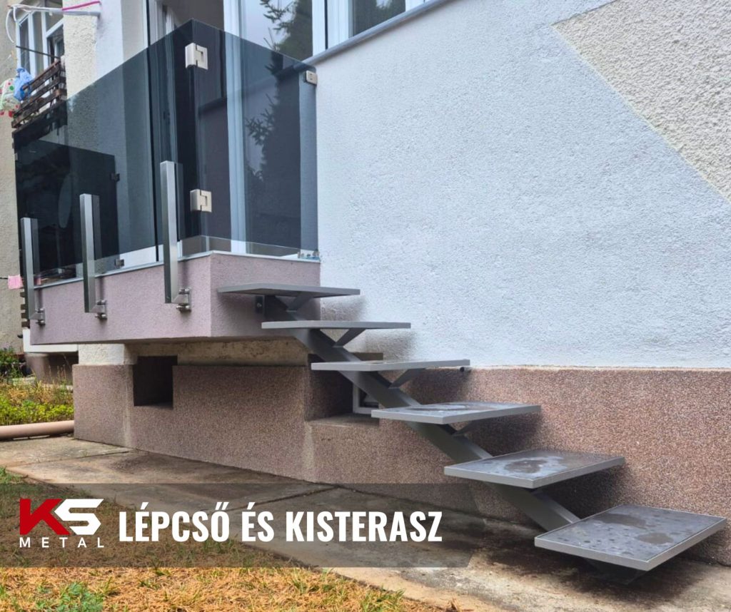 Kültéri acéllépcső lebegő fokokkal, üvegkorlátos kisterasszal családi ház oldalán