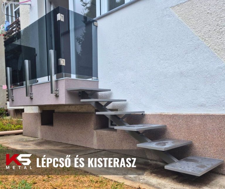 Kültéri acéllépcső lebegő fokokkal, üvegkorlátos kisterasszal családi ház oldalán