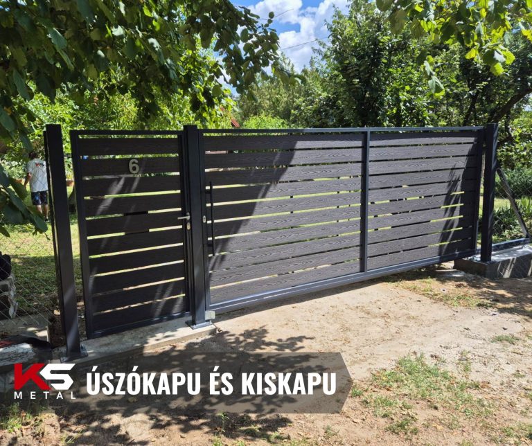 Antracit acélvázas úszókapu vízszintes WPC burkolattal kertes ház bejáratánál